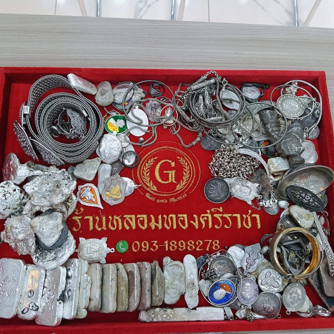 เครื่องเงิน เหรียญเก่า และของสะสมที่ลูกค้านำมาขายที่ร้าน