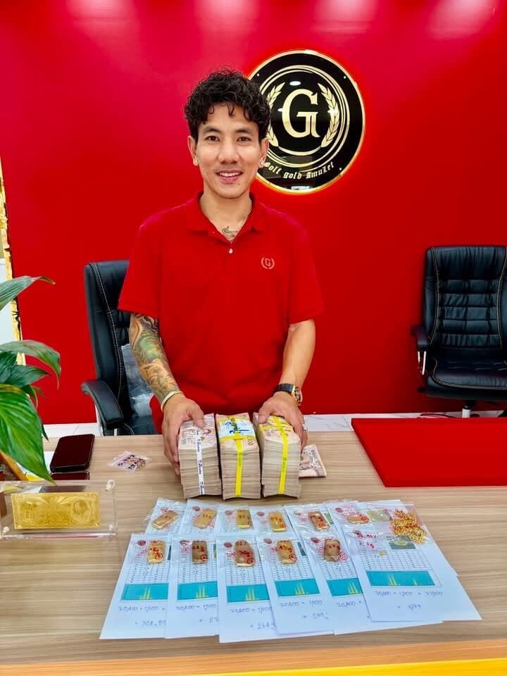 เจ้าของร้านกับเงินสดและใบประเมินราคาที่จ่ายให้ลูกค้าหลังตกลงราคา